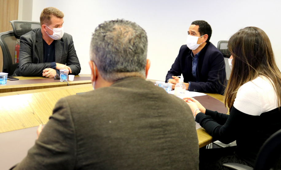 Com a assinatura do documento, será permitido que ambos os órgãos, Guarda Municipal de Paranaguá e Secretaria da Segurança Pública, possam compartilhar informações dos sistemas internos de segurança.
Foto: Divulgação/SESP