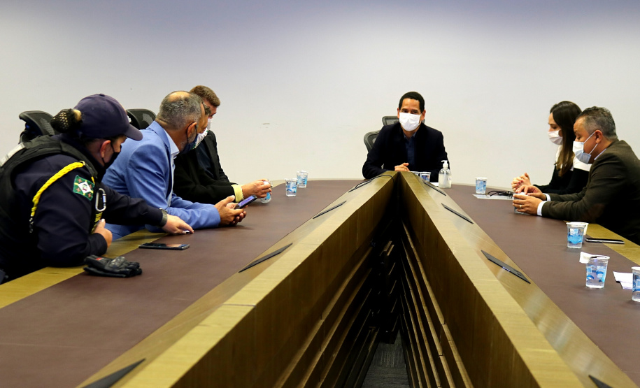 Com a assinatura do documento, será permitido que ambos os órgãos, Guarda Municipal de Paranaguá e Secretaria da Segurança Pública, possam compartilhar informações dos sistemas internos de segurança.
Foto: Divulgação/SESP