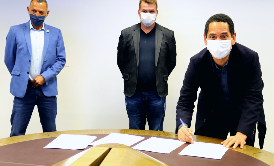 Com a assinatura do documento, será permitido que ambos os órgãos, Guarda Municipal de Paranaguá e Secretaria da Segurança Pública, possam compartilhar informações dos sistemas internos de segurança.
Foto: Divulgação/SESP