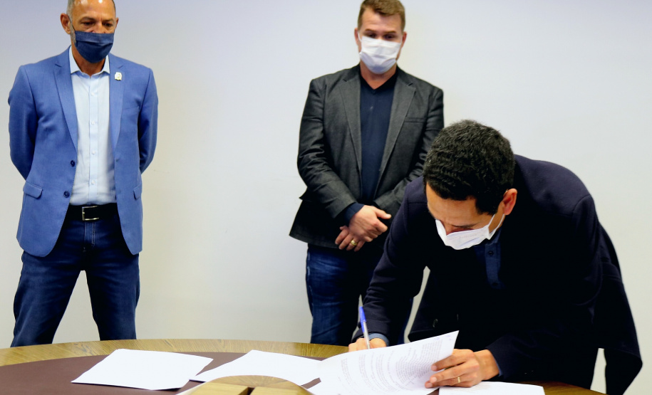 Com a assinatura do documento, será permitido que ambos os órgãos, Guarda Municipal de Paranaguá e Secretaria da Segurança Pública, possam compartilhar informações dos sistemas internos de segurança.
Foto: Divulgação/SESP