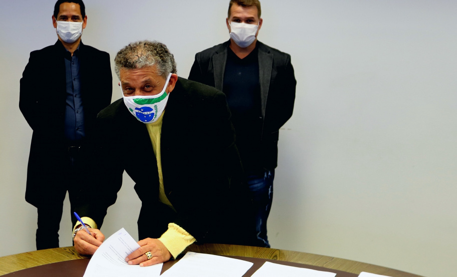 Com a assinatura do documento, será permitido que ambos os órgãos, Guarda Municipal de Paranaguá e Secretaria da Segurança Pública, possam compartilhar informações dos sistemas internos de segurança.
Foto: Divulgação/SESP