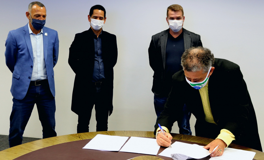 Com a assinatura do documento, será permitido que ambos os órgãos, Guarda Municipal de Paranaguá e Secretaria da Segurança Pública, possam compartilhar informações dos sistemas internos de segurança.
Foto: Divulgação/SESP