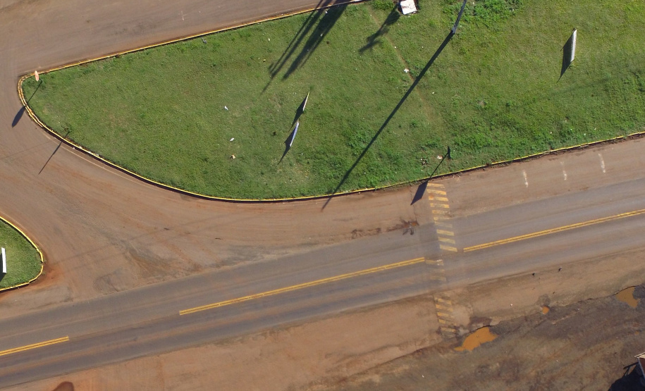 Governo planeja ações para ampliar capacidade de mais de 260 quilômetros de rodovias
Com divisão em cinco lotes, intenção é remodelar trechos das PR-487, PR-460, PR-272 e PR-466 e garantir melhor interligação entre as regiões produtivas do Estado.
Foto: DER