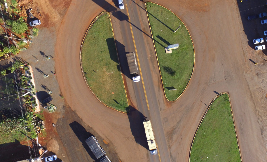 Governo planeja ações para ampliar capacidade de mais de 260 quilômetros de rodovias
Com divisão em cinco lotes, intenção é remodelar trechos das PR-487, PR-460, PR-272 e PR-466 e garantir melhor interligação entre as regiões produtivas do Estado.
Foto: DER