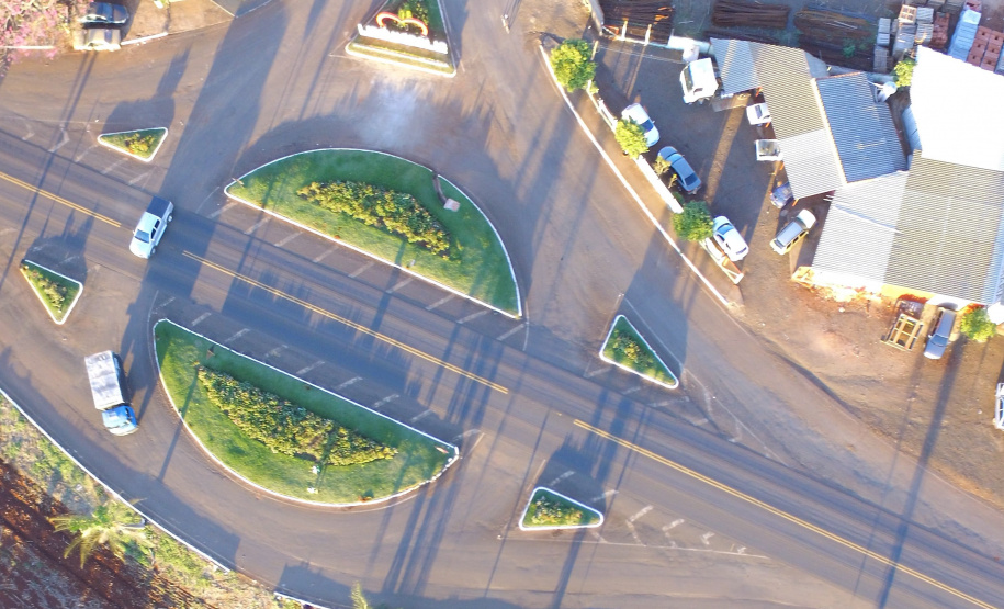 Governo planeja ações para ampliar capacidade de mais de 260 quilômetros de rodovias
Com divisão em cinco lotes, intenção é remodelar trechos das PR-487, PR-460, PR-272 e PR-466 e garantir melhor interligação entre as regiões produtivas do Estado.
Foto: DER