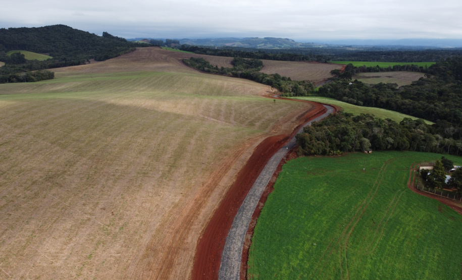 Estrada Rural Prudentopolis Programa de Estradas Rurais Integradas aos Princípios Conservacionistas - Estradas da Integração, do Governo do Estado.Um trecho de 6,31 quilômetros e seis metros de largura está recebendo pavimentação poliédrica com pedras irregulares ligando a comunidade de Ponte Alta na interseção com a BR-277 até a Sede do Distrito de Patos Velhos em PrudentopolisFoto: Geraldo Bubniak/AEN