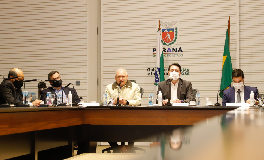 A transferência dos recursos do Legislativo para o Executivo foi formalizada nesta segunda-feira (03), em cerimônia no Palácio Iguaçu, com o governador Carlos Massa Ratinho Junior e o presidente da Assembleia, Ademar Traiano.