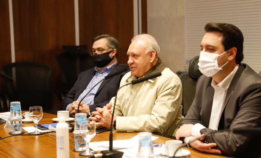 A transferência dos recursos do Legislativo para o Executivo foi formalizada nesta segunda-feira (03), em cerimônia no Palácio Iguaçu, com o governador Carlos Massa Ratinho Junior e o presidente da Assembleia, Ademar Traiano.