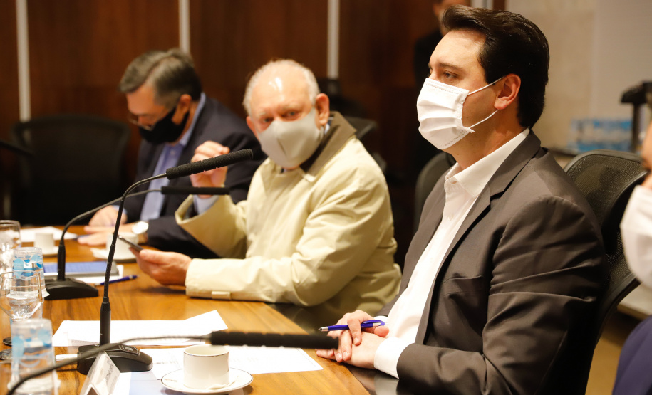 A transferência dos recursos do Legislativo para o Executivo foi formalizada nesta segunda-feira (03), em cerimônia no Palácio Iguaçu, com o governador Carlos Massa Ratinho Junior e o presidente da Assembleia, Ademar Traiano.