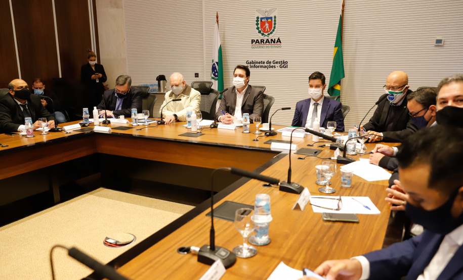 A transferência dos recursos do Legislativo para o Executivo foi formalizada nesta segunda-feira (03), em cerimônia no Palácio Iguaçu, com o governador Carlos Massa Ratinho Junior e o presidente da Assembleia, Ademar Traiano.