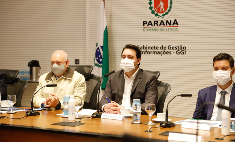 A transferência dos recursos do Legislativo para o Executivo foi formalizada nesta segunda-feira (03), em cerimônia no Palácio Iguaçu, com o governador Carlos Massa Ratinho Junior e o presidente da Assembleia, Ademar Traiano.