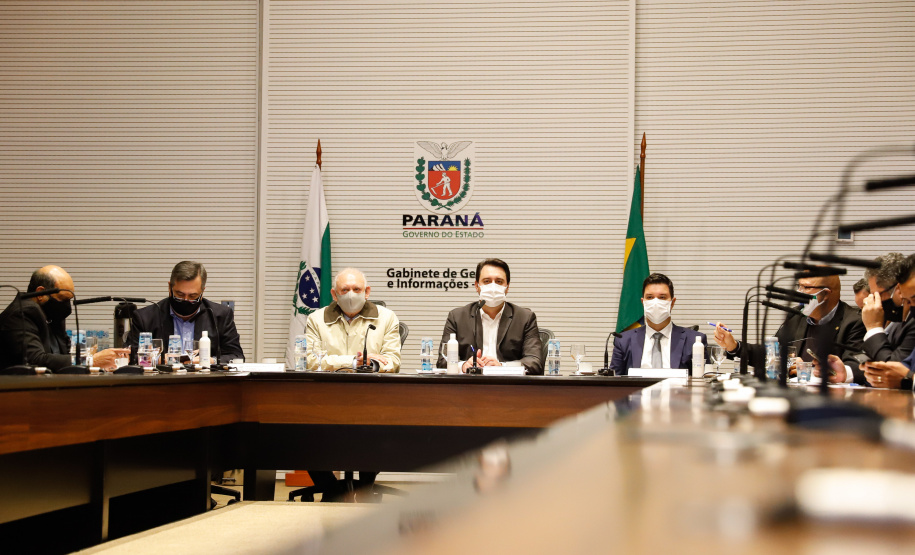 A transferência dos recursos do Legislativo para o Executivo foi formalizada nesta segunda-feira (03), em cerimônia no Palácio Iguaçu, com o governador Carlos Massa Ratinho Junior e o presidente da Assembleia, Ademar Traiano.