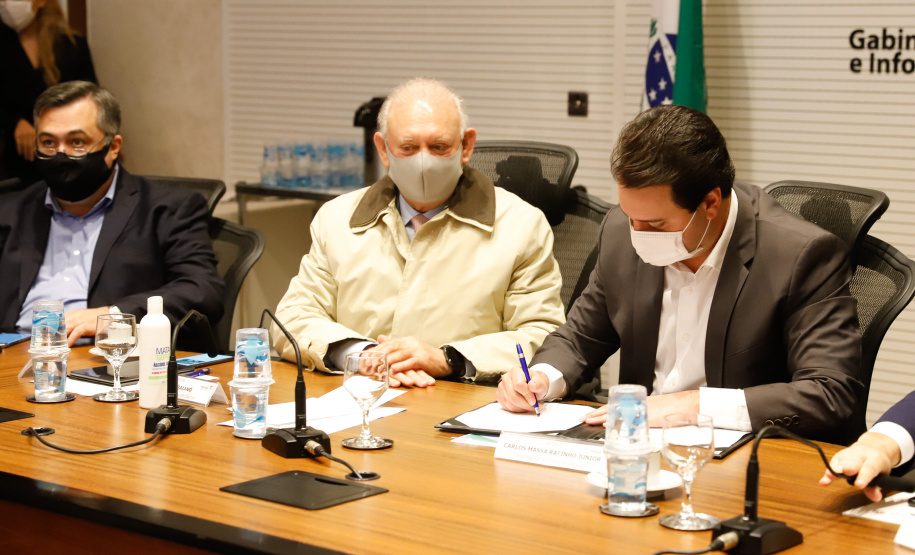 A transferência dos recursos do Legislativo para o Executivo foi formalizada nesta segunda-feira (03), em cerimônia no Palácio Iguaçu, com o governador Carlos Massa Ratinho Junior e o presidente da Assembleia, Ademar Traiano.