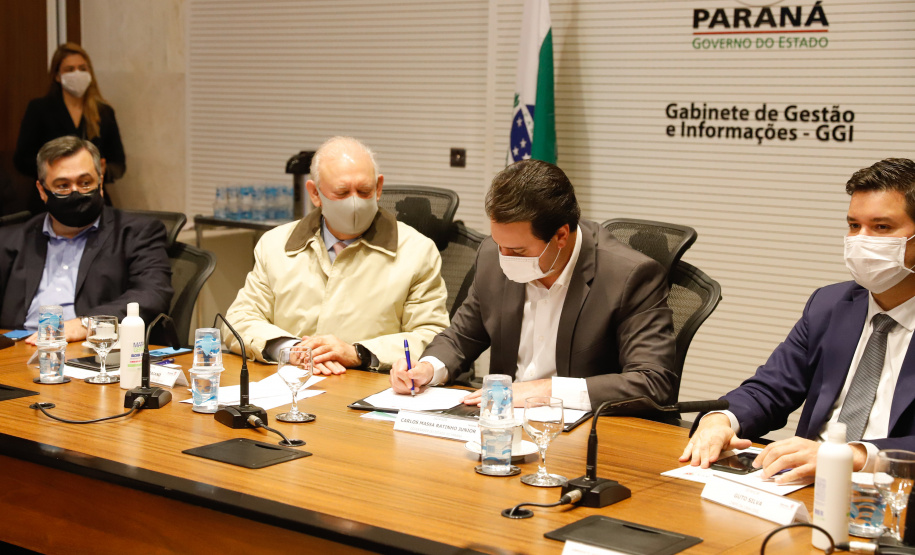 A transferência dos recursos do Legislativo para o Executivo foi formalizada nesta segunda-feira (03), em cerimônia no Palácio Iguaçu, com o governador Carlos Massa Ratinho Junior e o presidente da Assembleia, Ademar Traiano.