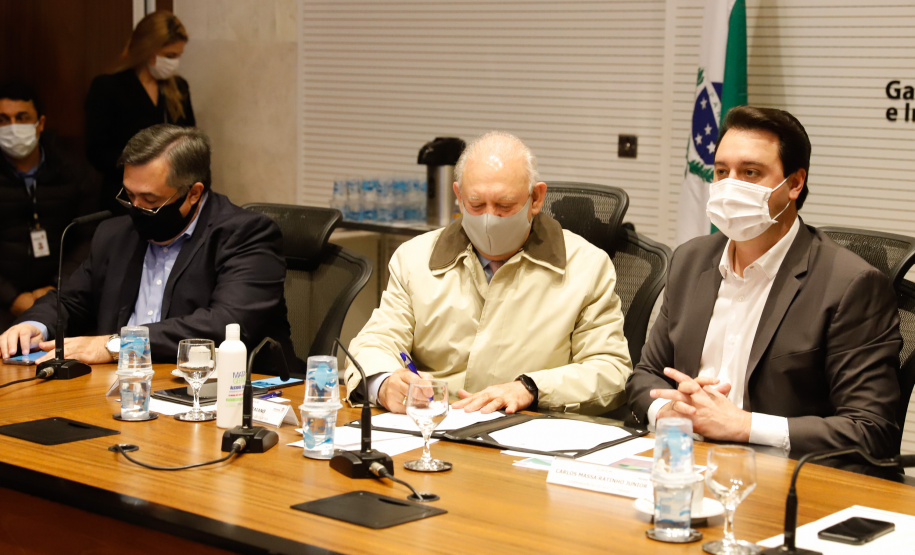 A transferência dos recursos do Legislativo para o Executivo foi formalizada nesta segunda-feira (03), em cerimônia no Palácio Iguaçu, com o governador Carlos Massa Ratinho Junior e o presidente da Assembleia, Ademar Traiano.