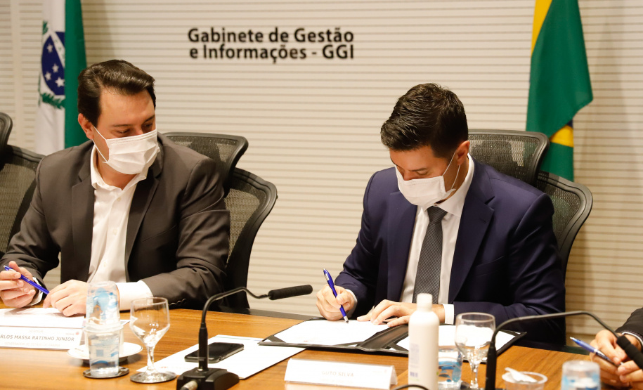 A transferência dos recursos do Legislativo para o Executivo foi formalizada nesta segunda-feira (03), em cerimônia no Palácio Iguaçu, com o governador Carlos Massa Ratinho Junior e o presidente da Assembleia, Ademar Traiano.