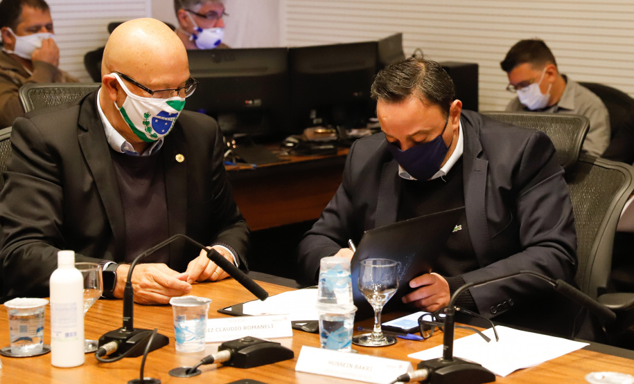 A transferência dos recursos do Legislativo para o Executivo foi formalizada nesta segunda-feira (03), em cerimônia no Palácio Iguaçu, com o governador Carlos Massa Ratinho Junior e o presidente da Assembleia, Ademar Traiano.