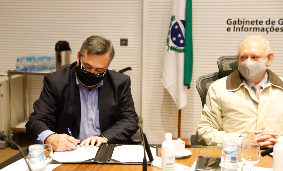 A transferência dos recursos do Legislativo para o Executivo foi formalizada nesta segunda-feira (03), em cerimônia no Palácio Iguaçu, com o governador Carlos Massa Ratinho Junior e o presidente da Assembleia, Ademar Traiano.