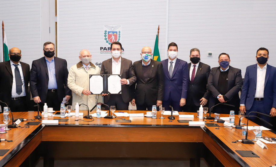 A transferência dos recursos do Legislativo para o Executivo foi formalizada nesta segunda-feira (03), em cerimônia no Palácio Iguaçu, com o governador Carlos Massa Ratinho Junior e o presidente da Assembleia, Ademar Traiano.