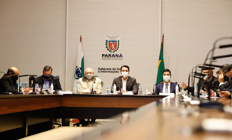 O chefe da Casa Civil do Governo do Estado, Guto Silva, fez um balanço dos resultados obtidos pelo programa Paraná Mais Cidades durante encontro nesta segunda-feira (03) com a base de apoio ao Governo na Assembleia. A reunião serviu também para confirmar o repasse de R$ 100 milhões por parte do Legislativo para a compra de vacinas contra a Covid-19.