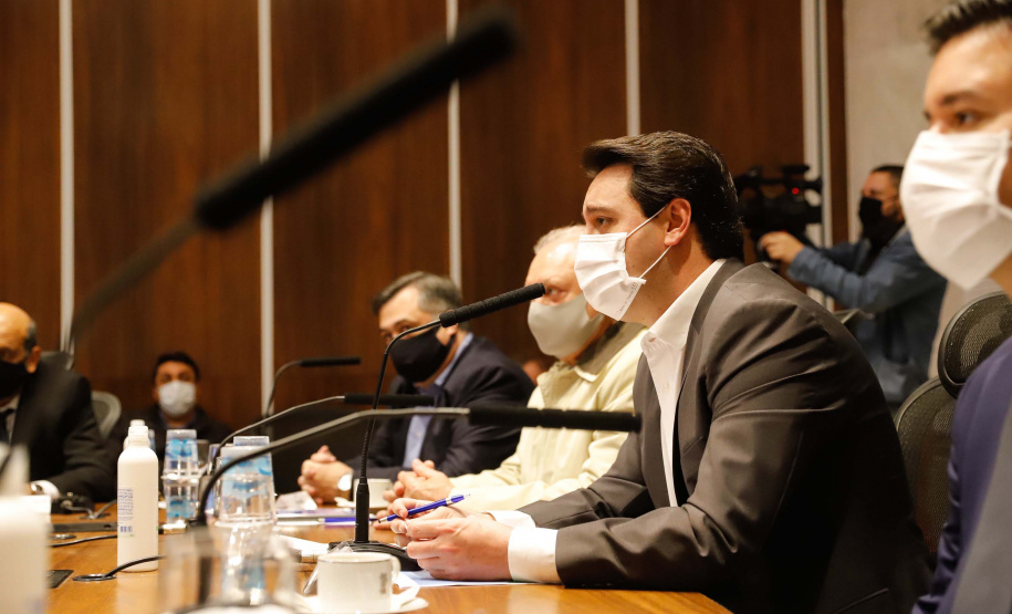 O chefe da Casa Civil do Governo do Estado, Guto Silva, fez um balanço dos resultados obtidos pelo programa Paraná Mais Cidades durante encontro nesta segunda-feira (03) com a base de apoio ao Governo na Assembleia. A reunião serviu também para confirmar o repasse de R$ 100 milhões por parte do Legislativo para a compra de vacinas contra a Covid-19.