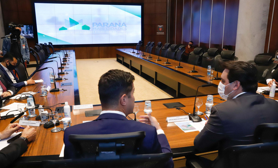O chefe da Casa Civil do Governo do Estado, Guto Silva, fez um balanço dos resultados obtidos pelo programa Paraná Mais Cidades durante encontro nesta segunda-feira (03) com a base de apoio ao Governo na Assembleia. A reunião serviu também para confirmar o repasse de R$ 100 milhões por parte do Legislativo para a compra de vacinas contra a Covid-19.
