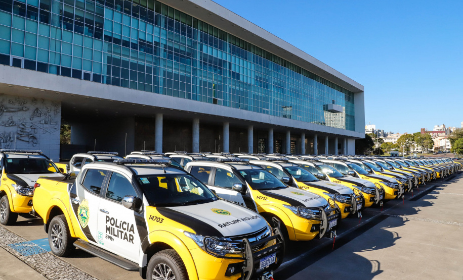 O Governo do Paraná reforça o planejamento de renovação da frota de veículos das forças de segurança pública. Nesta terça-feira (04), o governador Carlos Massa Ratinho Junior entregou novas viaturas para o Batalhão de Polícia Rodoviária (BPRv) da Polícia Militar do Paraná. O investimento por parte do Departamento de Estradas de Rodagem do Paraná (DER-PR) foi de R$ 16,1 milhões.