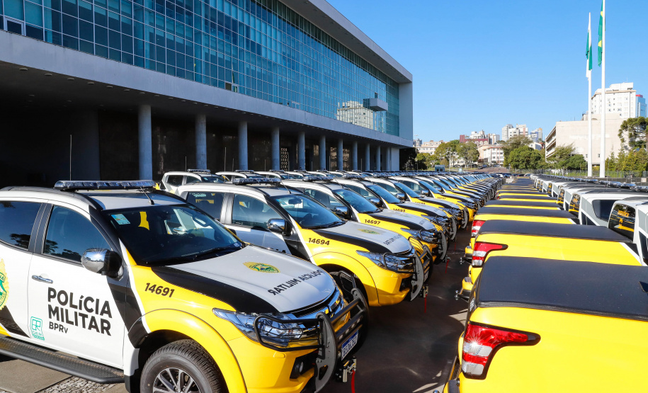 O Governo do Paraná reforça o planejamento de renovação da frota de veículos das forças de segurança pública. Nesta terça-feira (04), o governador Carlos Massa Ratinho Junior entregou novas viaturas para o Batalhão de Polícia Rodoviária (BPRv) da Polícia Militar do Paraná. O investimento por parte do Departamento de Estradas de Rodagem do Paraná (DER-PR) foi de R$ 16,1 milhões.