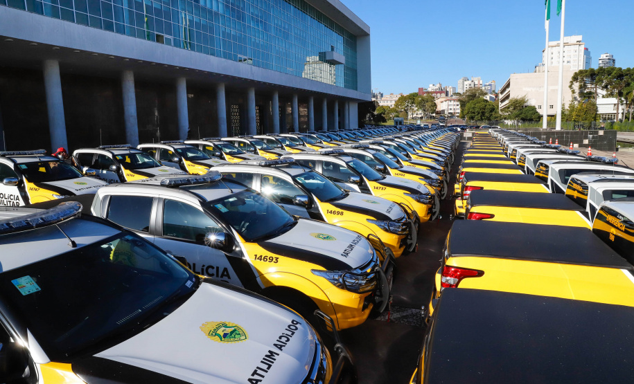 O Governo do Paraná reforça o planejamento de renovação da frota de veículos das forças de segurança pública. Nesta terça-feira (04), o governador Carlos Massa Ratinho Junior entregou novas viaturas para o Batalhão de Polícia Rodoviária (BPRv) da Polícia Militar do Paraná. O investimento por parte do Departamento de Estradas de Rodagem do Paraná (DER-PR) foi de R$ 16,1 milhões.