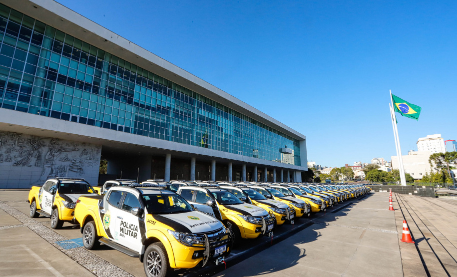 O Governo do Paraná reforça o planejamento de renovação da frota de veículos das forças de segurança pública. Nesta terça-feira (04), o governador Carlos Massa Ratinho Junior entregou novas viaturas para o Batalhão de Polícia Rodoviária (BPRv) da Polícia Militar do Paraná. O investimento por parte do Departamento de Estradas de Rodagem do Paraná (DER-PR) foi de R$ 16,1 milhões.
