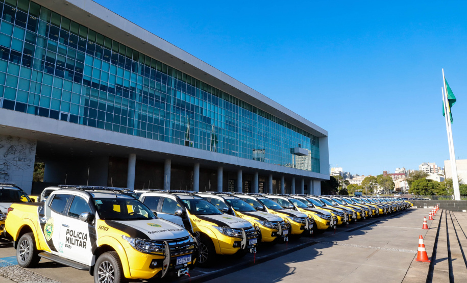 O Governo do Paraná reforça o planejamento de renovação da frota de veículos das forças de segurança pública. Nesta terça-feira (04), o governador Carlos Massa Ratinho Junior entregou novas viaturas para o Batalhão de Polícia Rodoviária (BPRv) da Polícia Militar do Paraná. O investimento por parte do Departamento de Estradas de Rodagem do Paraná (DER-PR) foi de R$ 16,1 milhões.