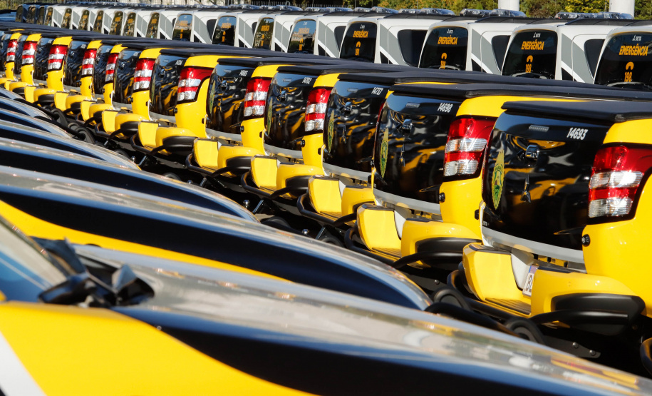 O Governo do Paraná reforça o planejamento de renovação da frota de veículos das forças de segurança pública. Nesta terça-feira (04), o governador Carlos Massa Ratinho Junior entregou novas viaturas para o Batalhão de Polícia Rodoviária (BPRv) da Polícia Militar do Paraná. O investimento por parte do Departamento de Estradas de Rodagem do Paraná (DER-PR) foi de R$ 16,1 milhões.