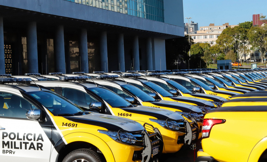 O Governo do Paraná reforça o planejamento de renovação da frota de veículos das forças de segurança pública. Nesta terça-feira (04), o governador Carlos Massa Ratinho Junior entregou novas viaturas para o Batalhão de Polícia Rodoviária (BPRv) da Polícia Militar do Paraná. O investimento por parte do Departamento de Estradas de Rodagem do Paraná (DER-PR) foi de R$ 16,1 milhões.