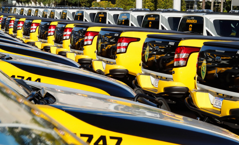 O Governo do Paraná reforça o planejamento de renovação da frota de veículos das forças de segurança pública. Nesta terça-feira (04), o governador Carlos Massa Ratinho Junior entregou novas viaturas para o Batalhão de Polícia Rodoviária (BPRv) da Polícia Militar do Paraná. O investimento por parte do Departamento de Estradas de Rodagem do Paraná (DER-PR) foi de R$ 16,1 milhões.