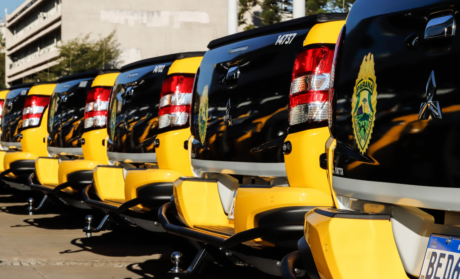 O Governo do Paraná reforça o planejamento de renovação da frota de veículos das forças de segurança pública. Nesta terça-feira (04), o governador Carlos Massa Ratinho Junior entregou novas viaturas para o Batalhão de Polícia Rodoviária (BPRv) da Polícia Militar do Paraná. O investimento por parte do Departamento de Estradas de Rodagem do Paraná (DER-PR) foi de R$ 16,1 milhões.