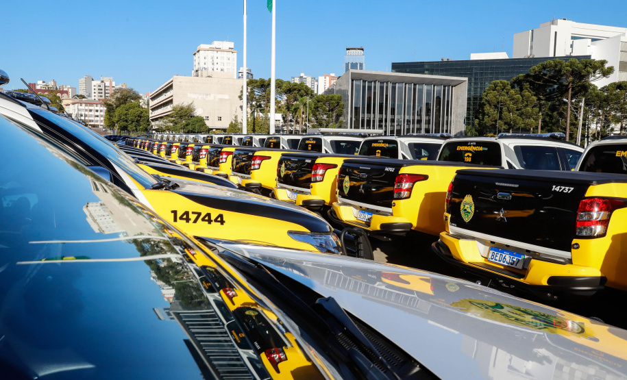 O Governo do Paraná reforça o planejamento de renovação da frota de veículos das forças de segurança pública. Nesta terça-feira (04), o governador Carlos Massa Ratinho Junior entregou novas viaturas para o Batalhão de Polícia Rodoviária (BPRv) da Polícia Militar do Paraná. O investimento por parte do Departamento de Estradas de Rodagem do Paraná (DER-PR) foi de R$ 16,1 milhões.