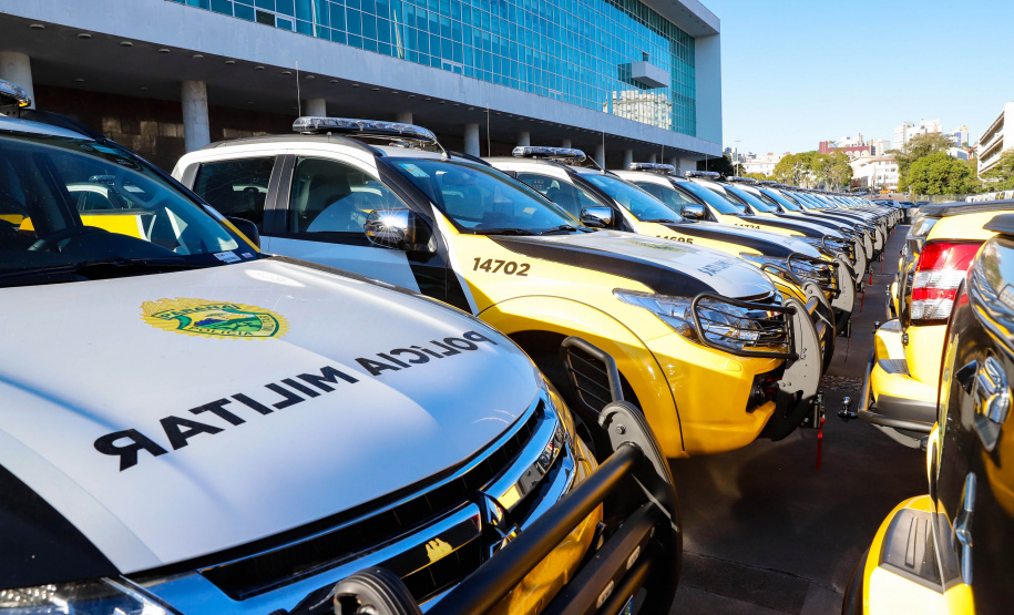 O Governo do Paraná reforça o planejamento de renovação da frota de veículos das forças de segurança pública. Nesta terça-feira (04), o governador Carlos Massa Ratinho Junior entregou novas viaturas para o Batalhão de Polícia Rodoviária (BPRv) da Polícia Militar do Paraná. O investimento por parte do Departamento de Estradas de Rodagem do Paraná (DER-PR) foi de R$ 16,1 milhões.