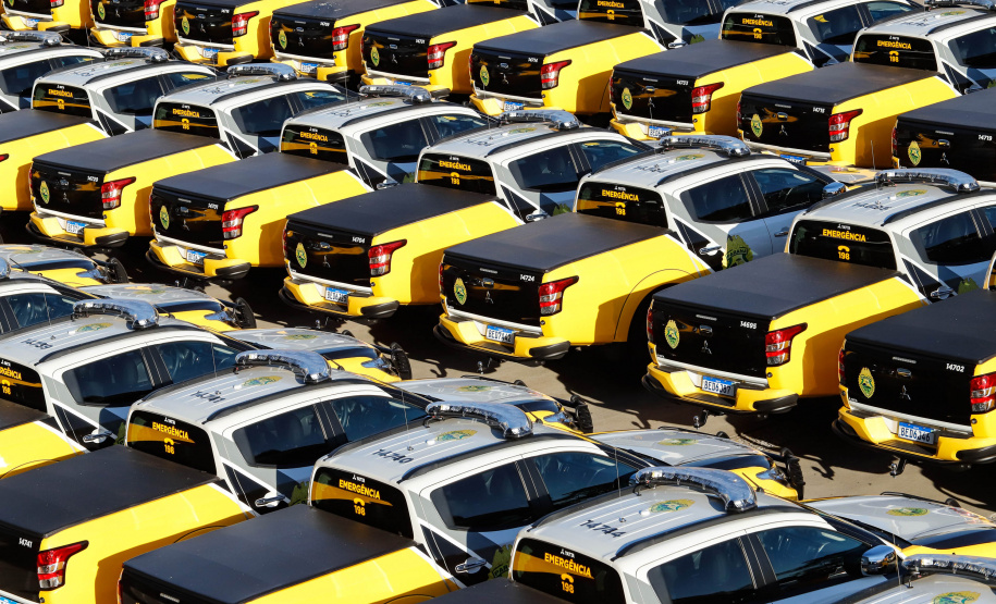 O Governo do Paraná reforça o planejamento de renovação da frota de veículos das forças de segurança pública. Nesta terça-feira (04), o governador Carlos Massa Ratinho Junior entregou novas viaturas para o Batalhão de Polícia Rodoviária (BPRv) da Polícia Militar do Paraná. O investimento por parte do Departamento de Estradas de Rodagem do Paraná (DER-PR) foi de R$ 16,1 milhões.