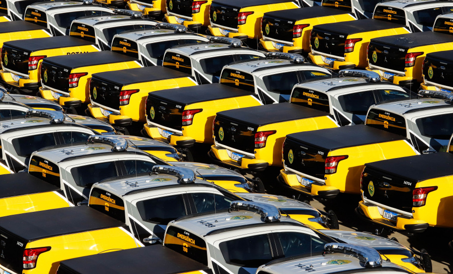 O Governo do Paraná reforça o planejamento de renovação da frota de veículos das forças de segurança pública. Nesta terça-feira (04), o governador Carlos Massa Ratinho Junior entregou novas viaturas para o Batalhão de Polícia Rodoviária (BPRv) da Polícia Militar do Paraná. O investimento por parte do Departamento de Estradas de Rodagem do Paraná (DER-PR) foi de R$ 16,1 milhões.