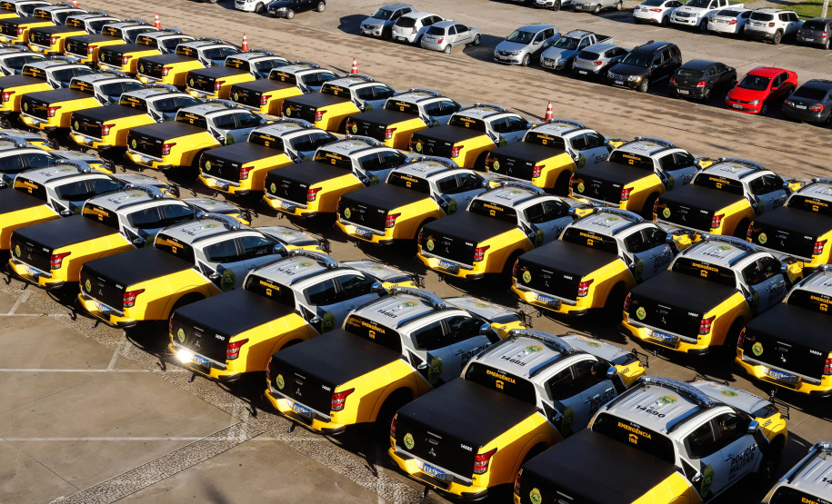 O Governo do Paraná reforça o planejamento de renovação da frota de veículos das forças de segurança pública. Nesta terça-feira (04), o governador Carlos Massa Ratinho Junior entregou novas viaturas para o Batalhão de Polícia Rodoviária (BPRv) da Polícia Militar do Paraná. O investimento por parte do Departamento de Estradas de Rodagem do Paraná (DER-PR) foi de R$ 16,1 milhões.