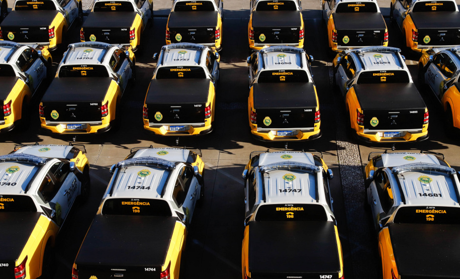 O Governo do Paraná reforça o planejamento de renovação da frota de veículos das forças de segurança pública. Nesta terça-feira (04), o governador Carlos Massa Ratinho Junior entregou novas viaturas para o Batalhão de Polícia Rodoviária (BPRv) da Polícia Militar do Paraná. O investimento por parte do Departamento de Estradas de Rodagem do Paraná (DER-PR) foi de R$ 16,1 milhões.