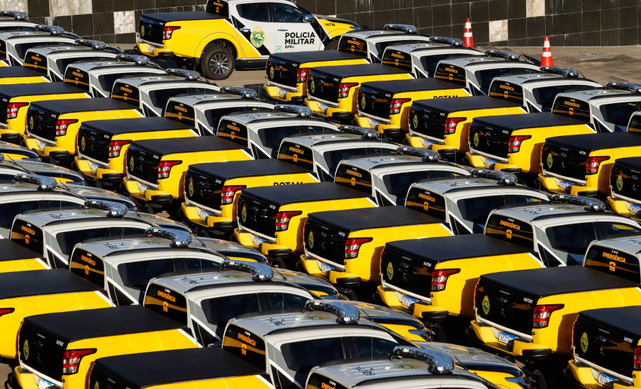 O Governo do Paraná reforça o planejamento de renovação da frota de veículos das forças de segurança pública. Nesta terça-feira (04), o governador Carlos Massa Ratinho Junior entregou novas viaturas para o Batalhão de Polícia Rodoviária (BPRv) da Polícia Militar do Paraná. O investimento por parte do Departamento de Estradas de Rodagem do Paraná (DER-PR) foi de R$ 16,1 milhões.