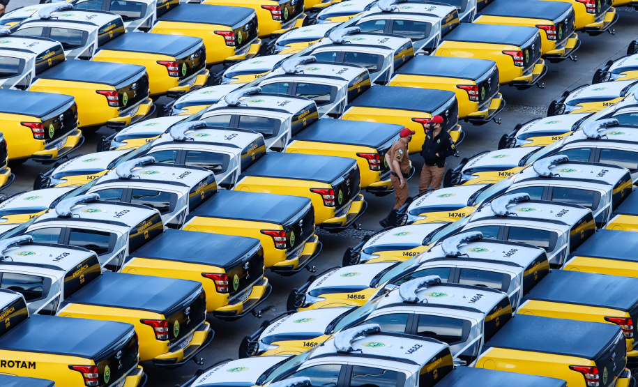 O Governo do Paraná reforça o planejamento de renovação da frota de veículos das forças de segurança pública. Nesta terça-feira (04), o governador Carlos Massa Ratinho Junior entregou novas viaturas para o Batalhão de Polícia Rodoviária (BPRv) da Polícia Militar do Paraná. O investimento por parte do Departamento de Estradas de Rodagem do Paraná (DER-PR) foi de R$ 16,1 milhões.