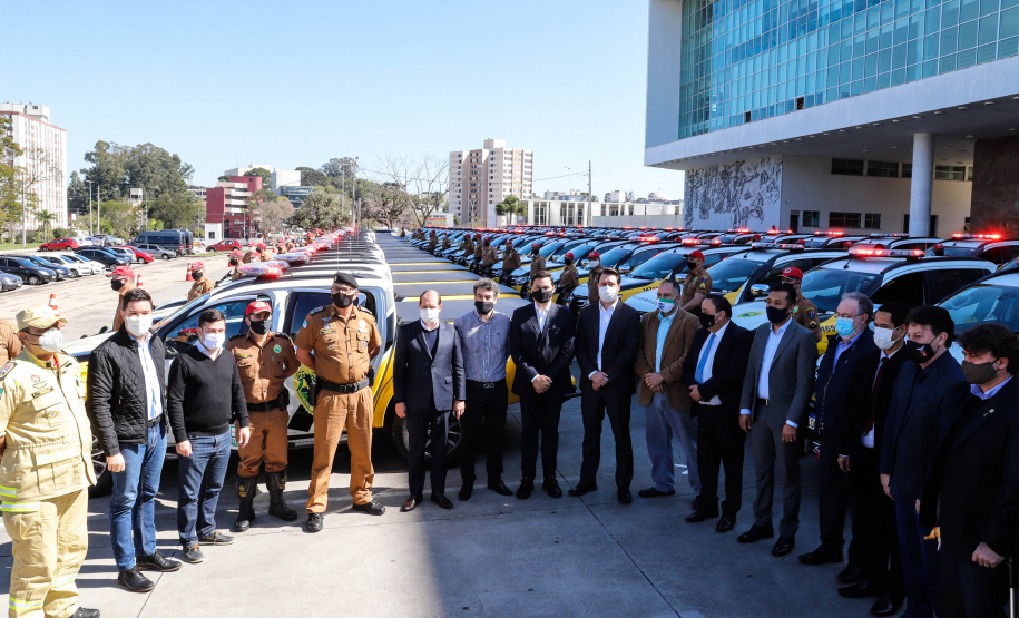 O Governo do Paraná reforça o planejamento de renovação da frota de veículos das forças de segurança pública. Nesta terça-feira (04), o governador Carlos Massa Ratinho Junior entregou novas viaturas para o Batalhão de Polícia Rodoviária (BPRv) da Polícia Militar do Paraná. O investimento por parte do Departamento de Estradas de Rodagem do Paraná (DER-PR) foi de R$ 16,1 milhões.