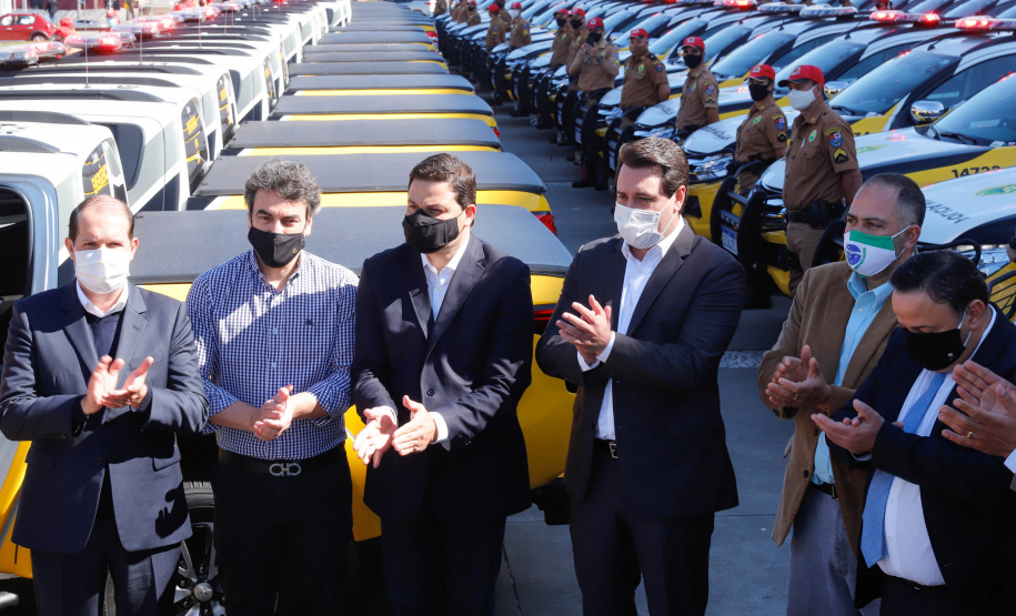 O Governo do Paraná reforça o planejamento de renovação da frota de veículos das forças de segurança pública. Nesta terça-feira (04), o governador Carlos Massa Ratinho Junior entregou novas viaturas para o Batalhão de Polícia Rodoviária (BPRv) da Polícia Militar do Paraná. O investimento por parte do Departamento de Estradas de Rodagem do Paraná (DER-PR) foi de R$ 16,1 milhões.