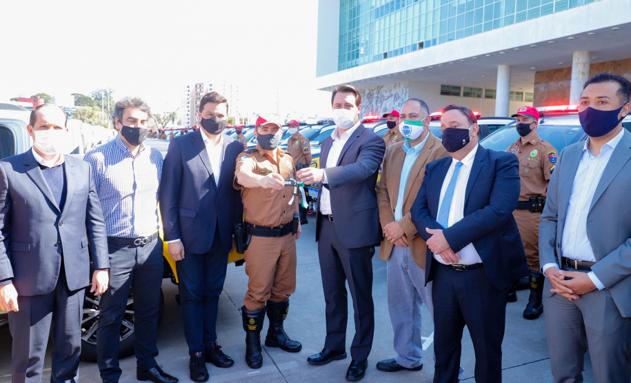 O Governo do Paraná reforça o planejamento de renovação da frota de veículos das forças de segurança pública. Nesta terça-feira (04), o governador Carlos Massa Ratinho Junior entregou novas viaturas para o Batalhão de Polícia Rodoviária (BPRv) da Polícia Militar do Paraná. O investimento por parte do Departamento de Estradas de Rodagem do Paraná (DER-PR) foi de R$ 16,1 milhões.