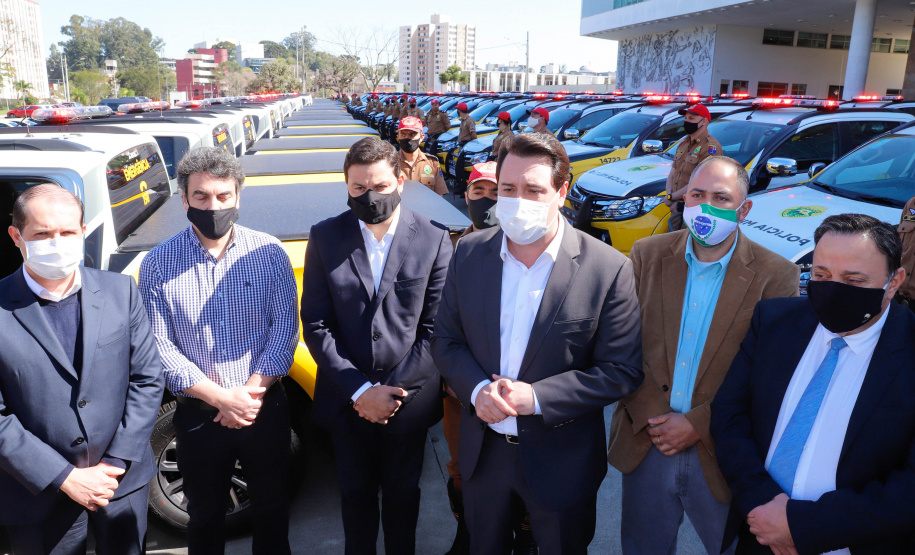 O Governo do Paraná reforça o planejamento de renovação da frota de veículos das forças de segurança pública. Nesta terça-feira (04), o governador Carlos Massa Ratinho Junior entregou novas viaturas para o Batalhão de Polícia Rodoviária (BPRv) da Polícia Militar do Paraná. O investimento por parte do Departamento de Estradas de Rodagem do Paraná (DER-PR) foi de R$ 16,1 milhões.