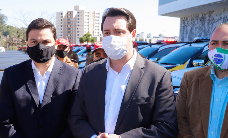 O Governo do Paraná reforça o planejamento de renovação da frota de veículos das forças de segurança pública. Nesta terça-feira (04), o governador Carlos Massa Ratinho Junior entregou novas viaturas para o Batalhão de Polícia Rodoviária (BPRv) da Polícia Militar do Paraná. O investimento por parte do Departamento de Estradas de Rodagem do Paraná (DER-PR) foi de R$ 16,1 milhões.