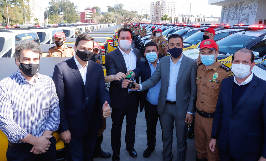 O Governo do Paraná reforça o planejamento de renovação da frota de veículos das forças de segurança pública. Nesta terça-feira (04), o governador Carlos Massa Ratinho Junior entregou novas viaturas para o Batalhão de Polícia Rodoviária (BPRv) da Polícia Militar do Paraná. O investimento por parte do Departamento de Estradas de Rodagem do Paraná (DER-PR) foi de R$ 16,1 milhões.