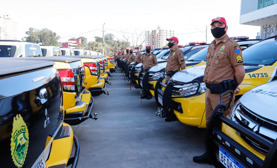 O Governo do Paraná reforça o planejamento de renovação da frota de veículos das forças de segurança pública. Nesta terça-feira (04), o governador Carlos Massa Ratinho Junior entregou novas viaturas para o Batalhão de Polícia Rodoviária (BPRv) da Polícia Militar do Paraná. O investimento por parte do Departamento de Estradas de Rodagem do Paraná (DER-PR) foi de R$ 16,1 milhões.